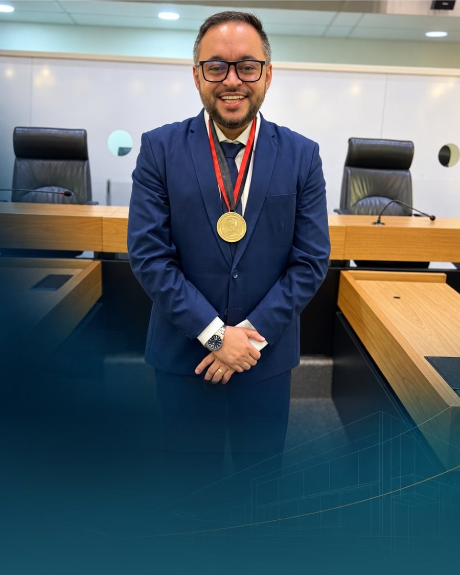 Rodrigues Lopes, de terno, com a Medalha Epitácio Pessoa, no plenário da Assembleia Legislativa da Paraíba